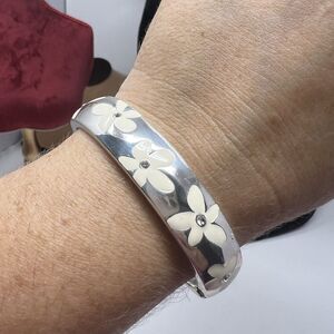 Floral Brighton Bracelet Cuff Hinged Silver Bangle  White Flowers Vintage Magnet